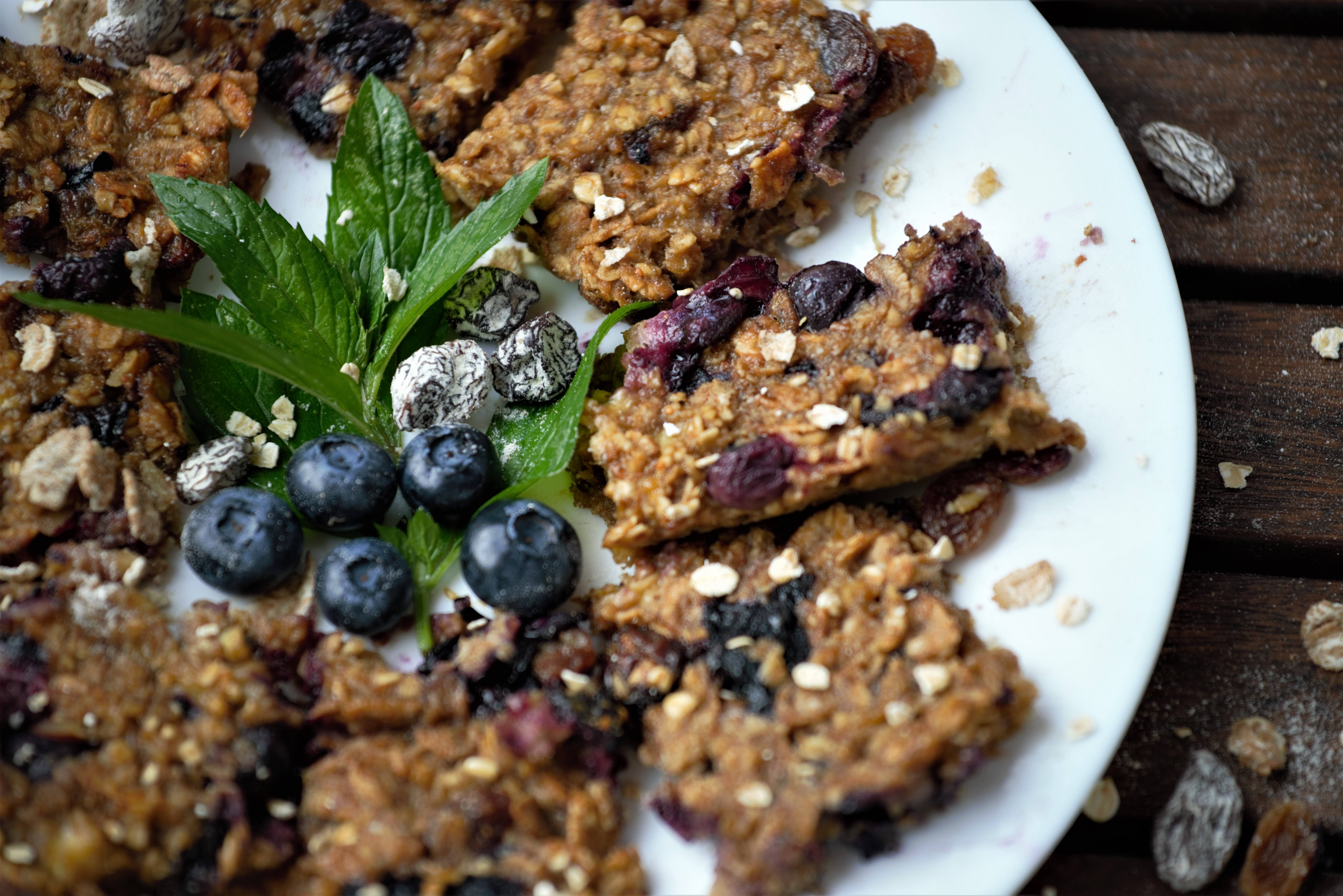 5-ingredient vegan banana and blueberry flapjacks